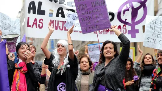 Miles de mujeres celebran la retirada de ley del aborto y exigen el fin de las amenazas Miles de mujeres celebran la retirada de ley del aborto y exigen el fin de las amenazas