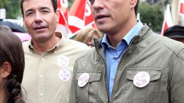 Sánchez acompañado del líder de PSM, Tomás Gómez