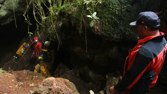 Un grupo de montañistas participa en el rescate del espeleólogo español Cecilio López Tercero Un grupo de montañistas participa en el rescate del espeleólogo español Cecilio López Tercero