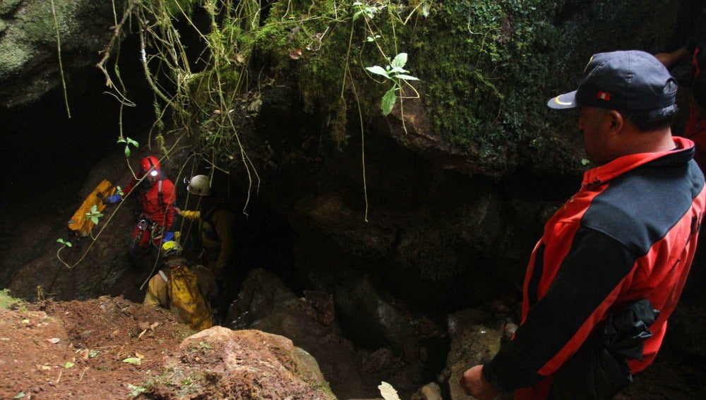 Un grupo de montañistas participa en el rescate del espeleólogo español Cecilio López Tercero