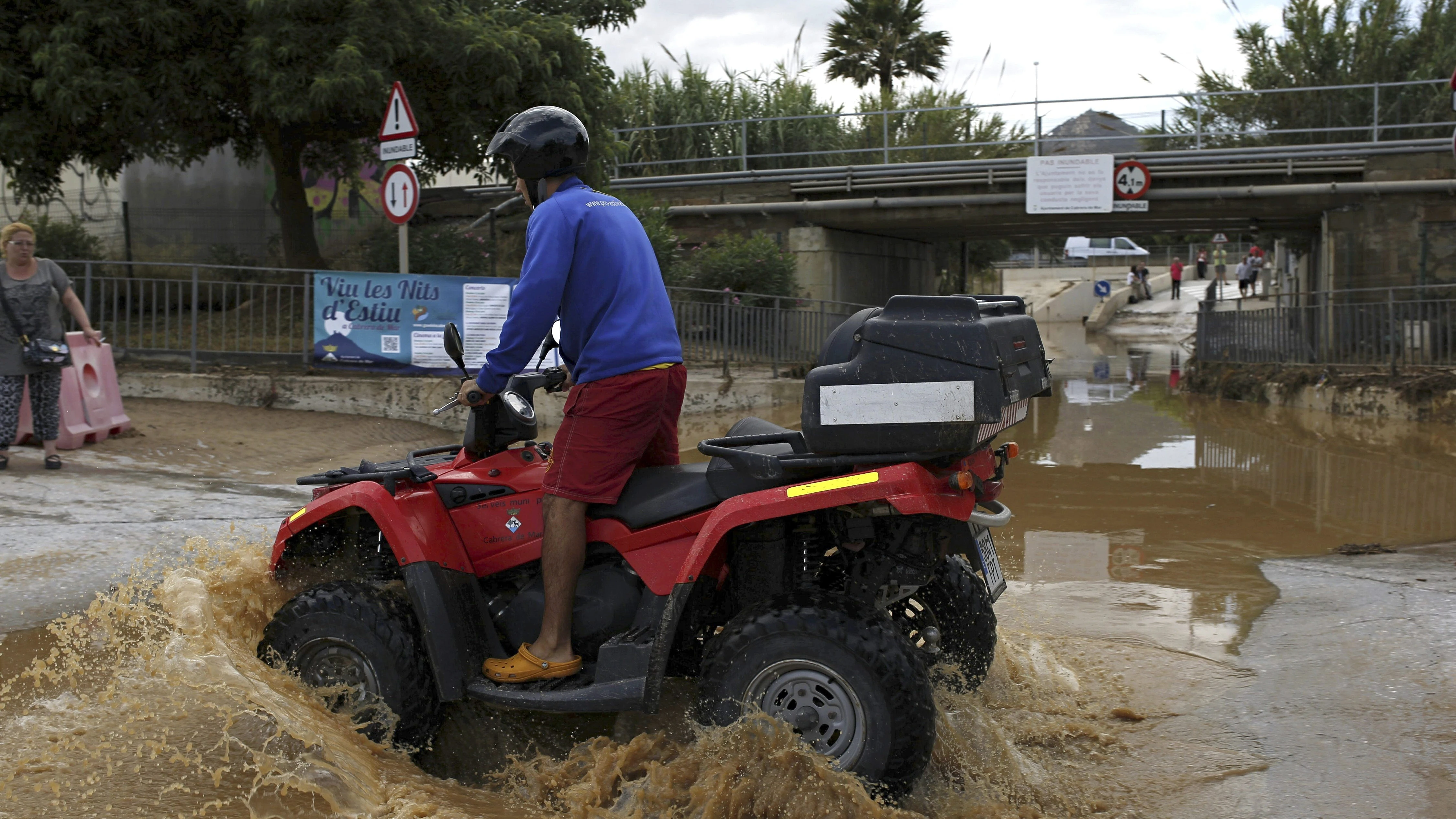 Un joven circula con un quad por el municipio barcelonés de Vilasar de Mar