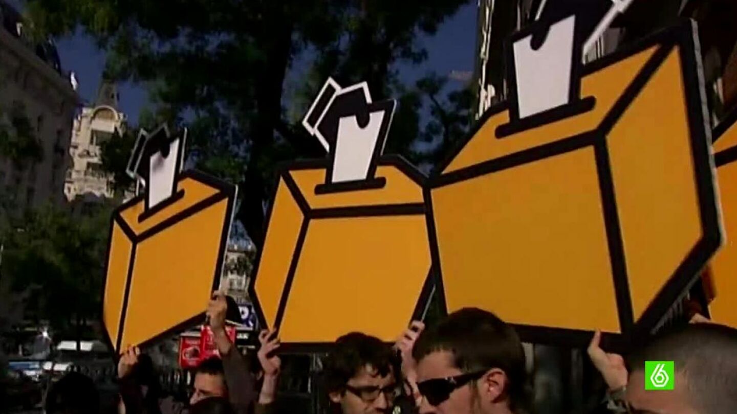 Personas con urnas en Madrid