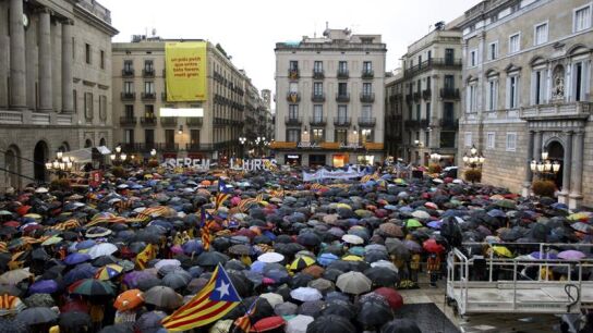 Miles de personas llenan la plaza Sant Jaume de Barcelona