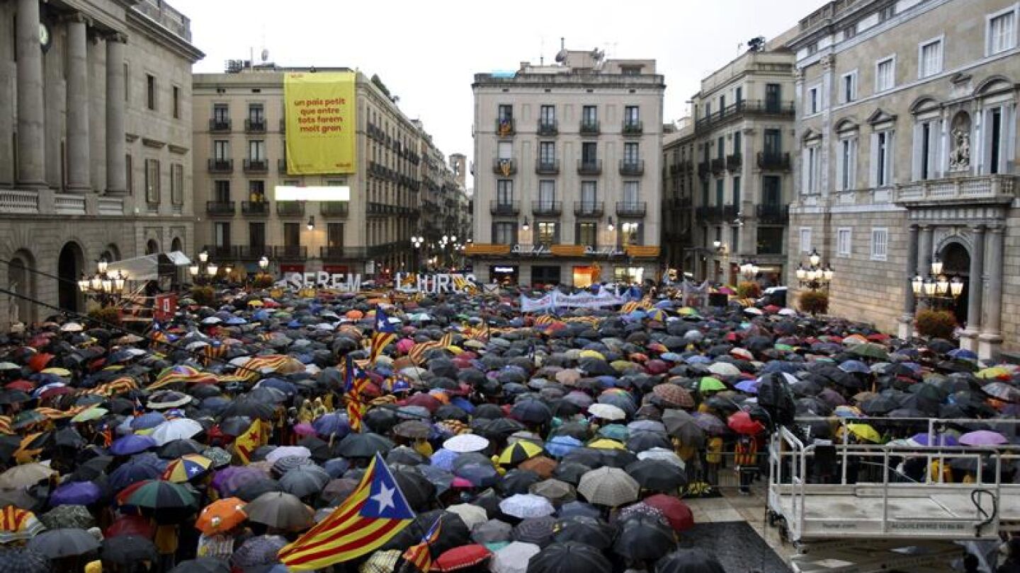 Miles de personas llenan la plaza Sant Jaume de Barcelona