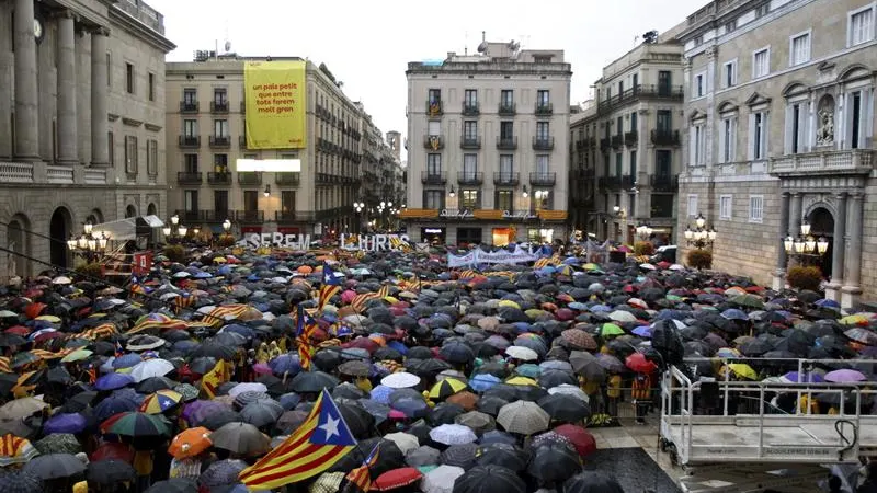 Miles de personas llenan la plaza Sant Jaume de Barcelona Miles de personas llenan la plaza Sant Jaume de Barcelona
