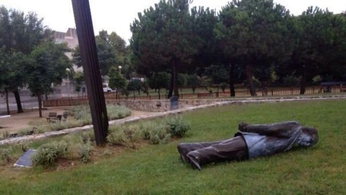 Tiran la estatua de Jordi pujol en Premià de Dalt Tiran la estatua de Jordi pujol en Premià de Dalt