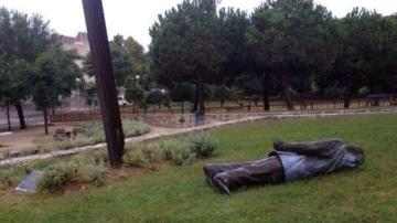 Tiran la estatua de Jordi pujol en Premià de Dalt