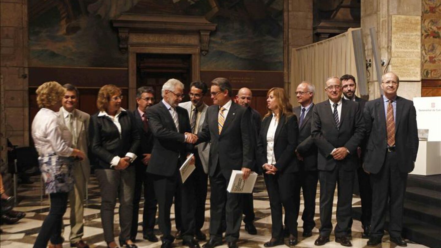 Mas y el presidente del Consejo Asesor para la Transici&oacute;n Nacional, Carles Vivier Pi-Sunyer, se dan la mano 
