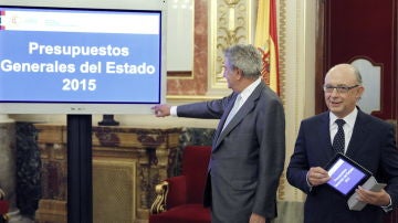 Cristóbal Montoro (d), entrega al presidente del Congreso, Jesús Posada, el proyecto de ley 