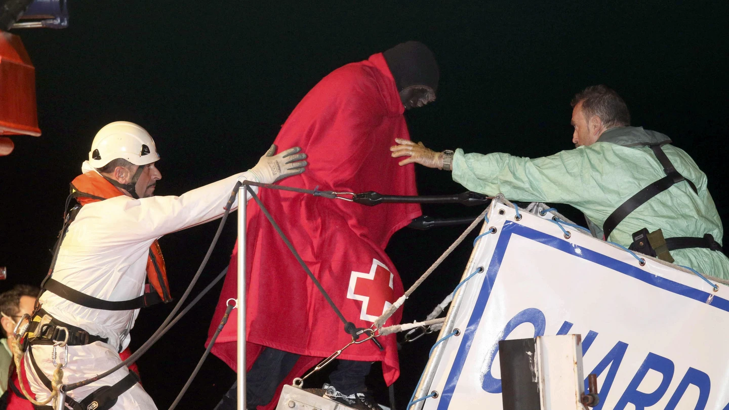 Salvamento Marítimo atiende a un inmigrante Salvamento Marítimo atiende a un inmigrante