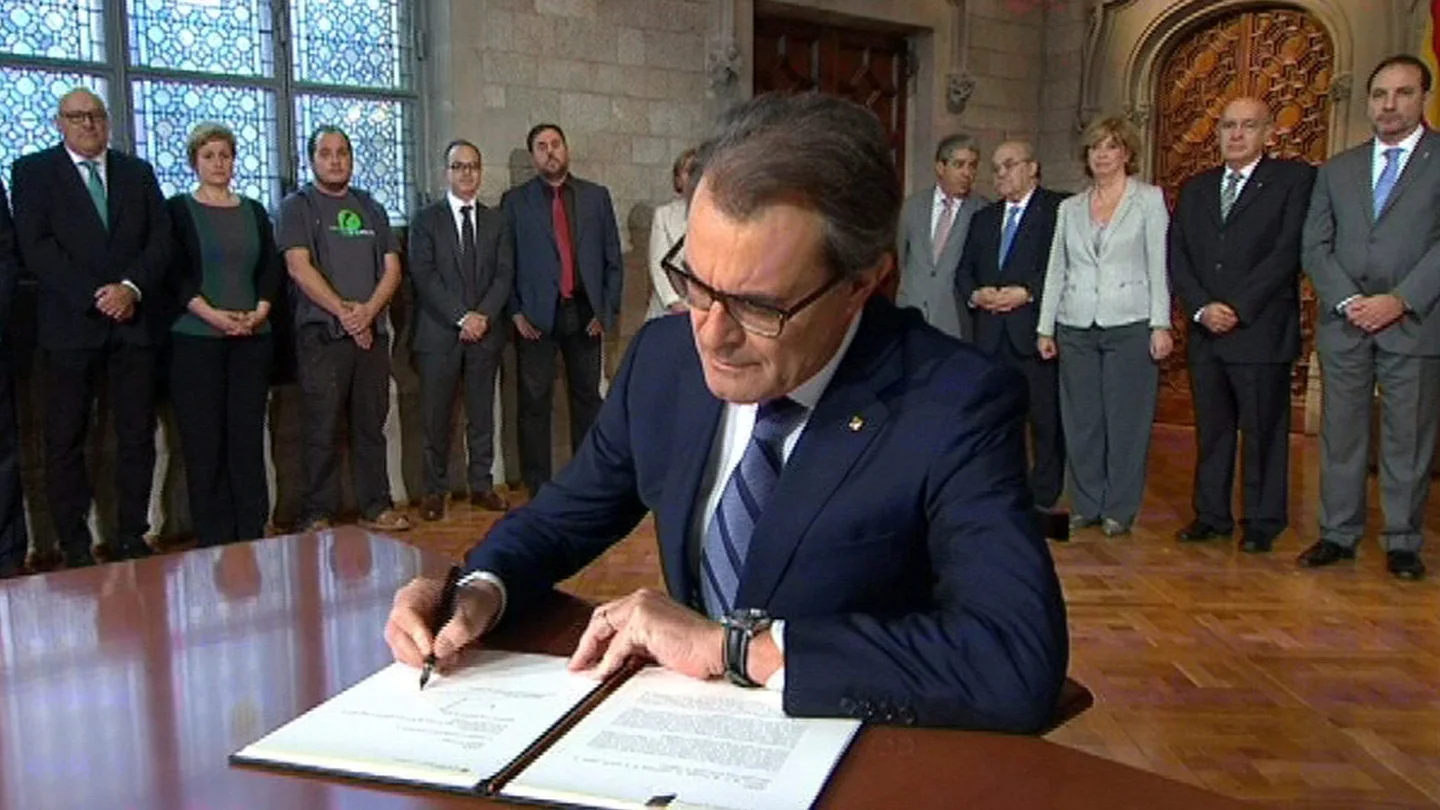 Artur Mas, durante la firma del decreto de convocatoria de la consulta soberanista del 9N Artur Mas, durante la firma del decreto de convocatoria de la consulta soberanista del 9N