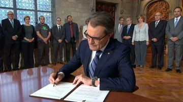 Artur Mas, durante la firma del decreto de convocatoria de la consulta soberanista del 9N