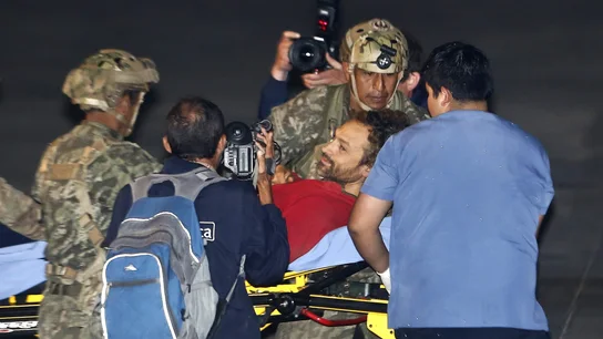 El espeleólogo español (c) fue registrado al recibir asistencia en la base aérea de Lima El espeleólogo español (c) fue registrado al recibir asistencia en la base aérea de Lima