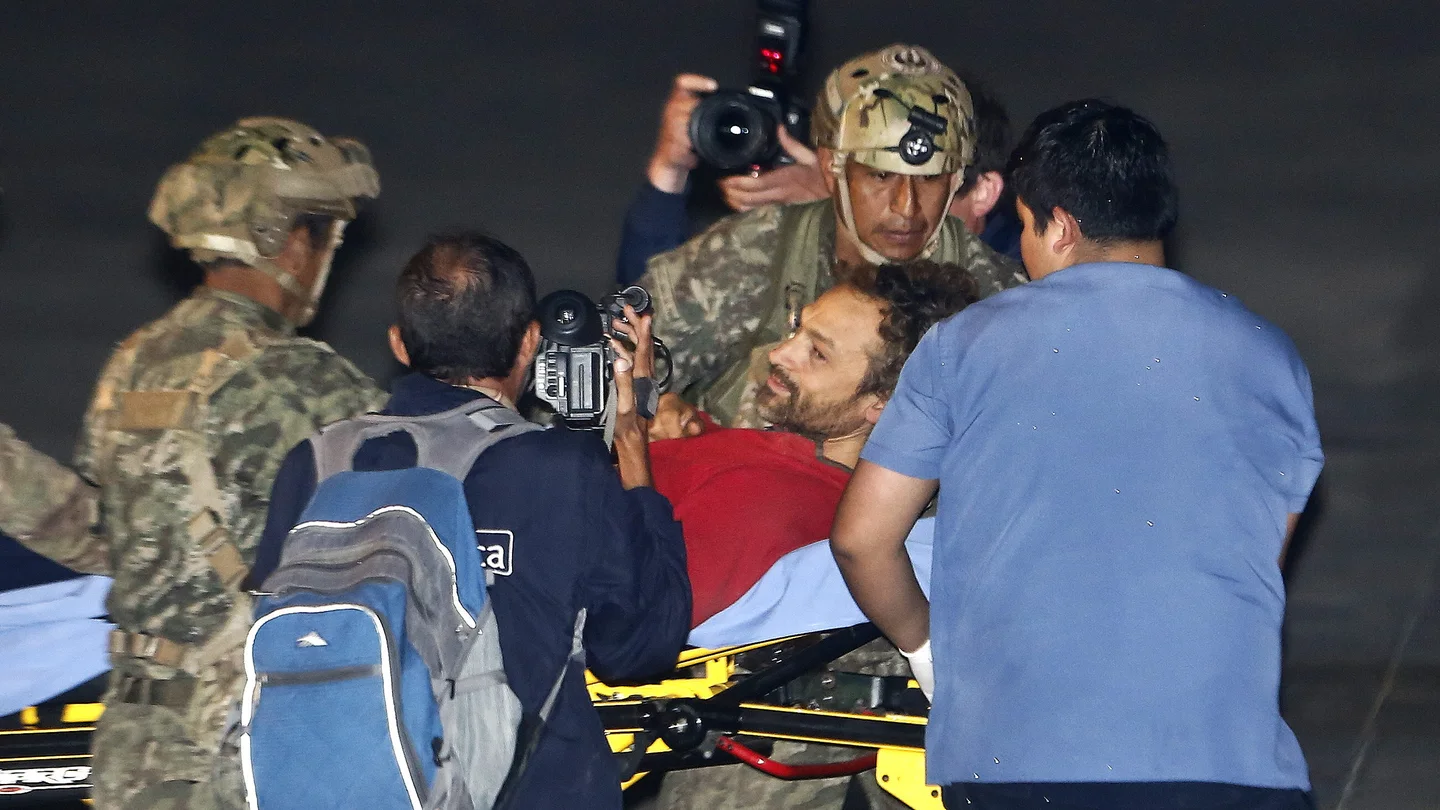 El espeleólogo español (c) fue registrado al recibir asistencia en la base aérea de Lima El espeleólogo español (c) fue registrado al recibir asistencia en la base aérea de Lima