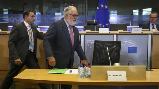 Miguel Arias Cañete antes de responder en el Europarlamento Miguel Arias Cañete antes de responder en el Europarlamento