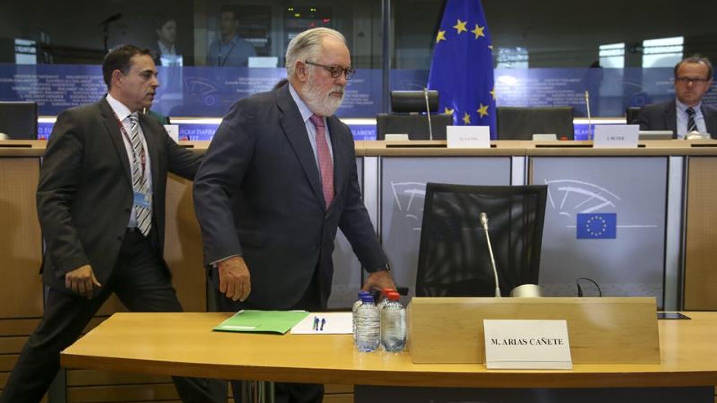 Miguel Arias Ca&ntilde;ete antes de responder en el Europarlamento