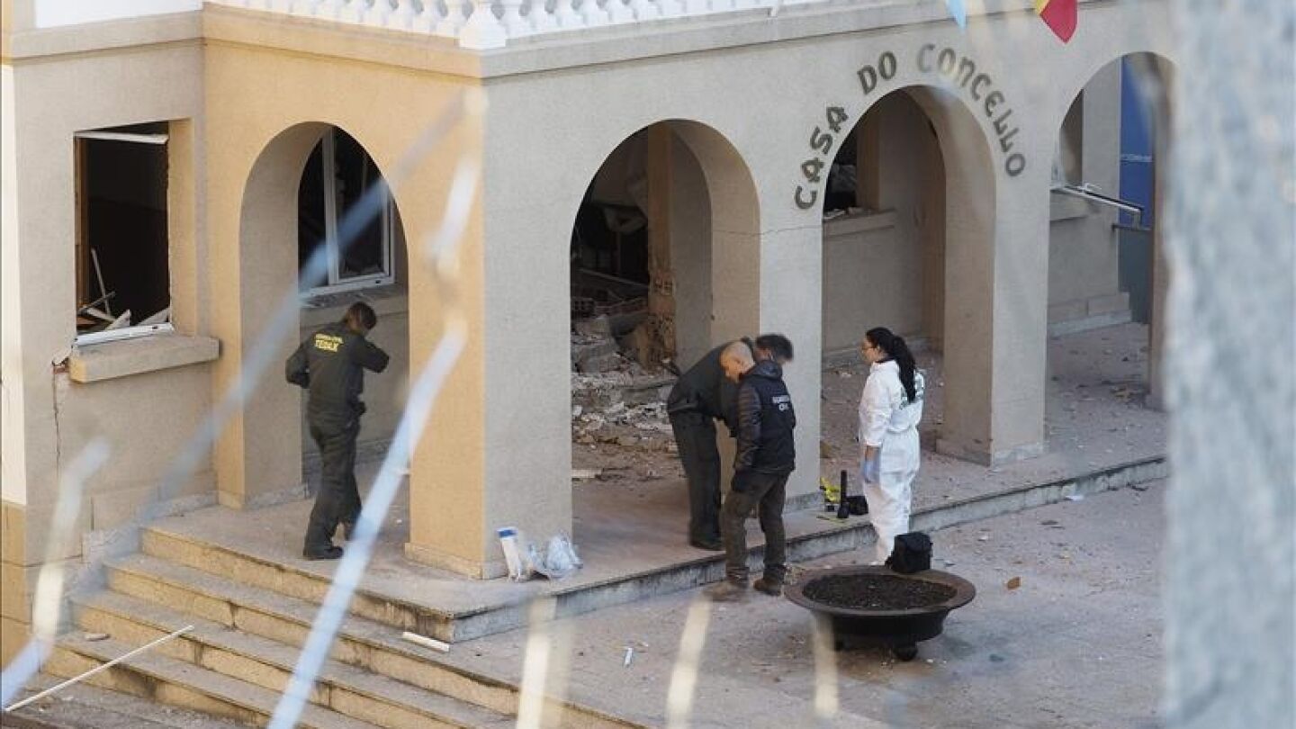Vista del Ayuntamiento de Baralla tomada desde una vivienda con el cristal de la ventana roto por la explosi&oacute;n