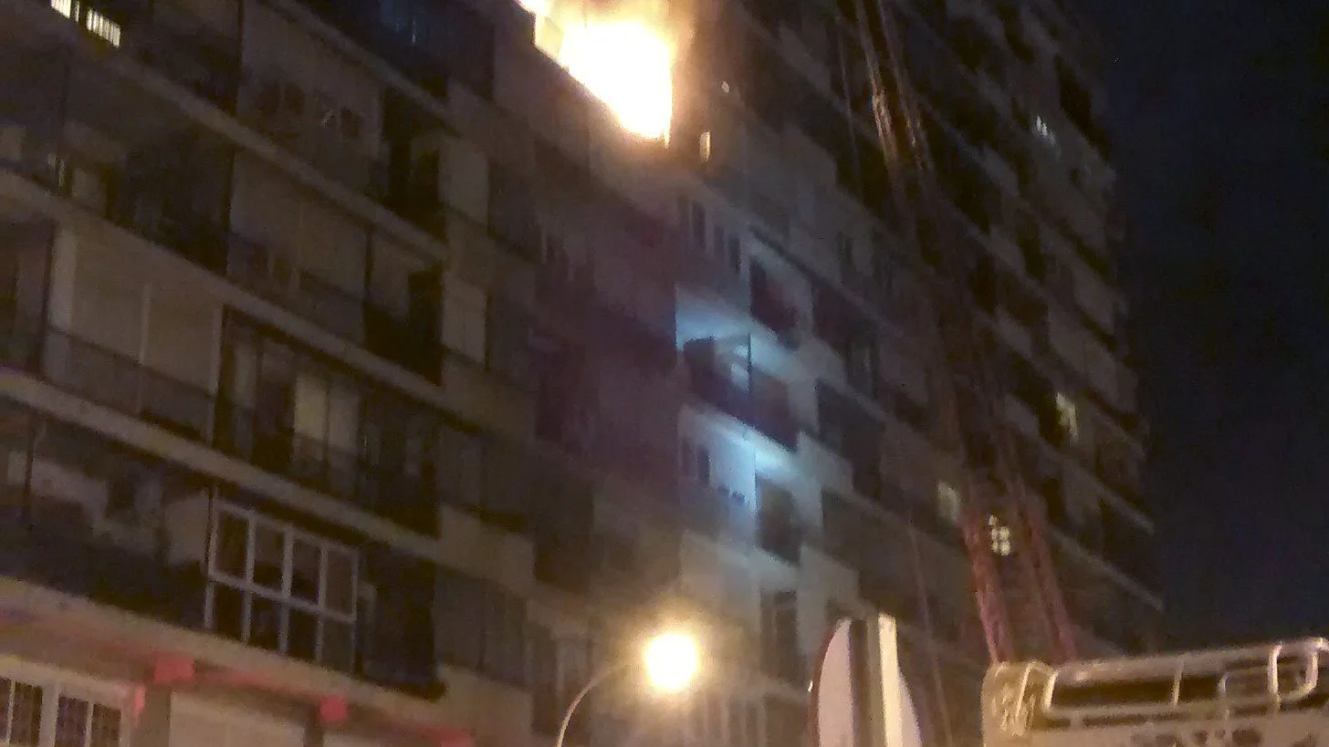 Imagen del incendio que se ha producido en la calle Puerto de Maspalomas Imagen del incendio que se ha producido en la calle Puerto de Maspalomas