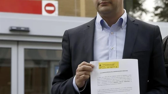 El Secretario de Organización del PSOE, César Luena, en la entrada de la Agencia Tributaria El Secretario de Organización del PSOE, César Luena, en la entrada de la Agencia Tributaria