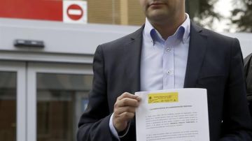 El Secretario de Organización del PSOE, César Luena, en la entrada de la Agencia Tributaria