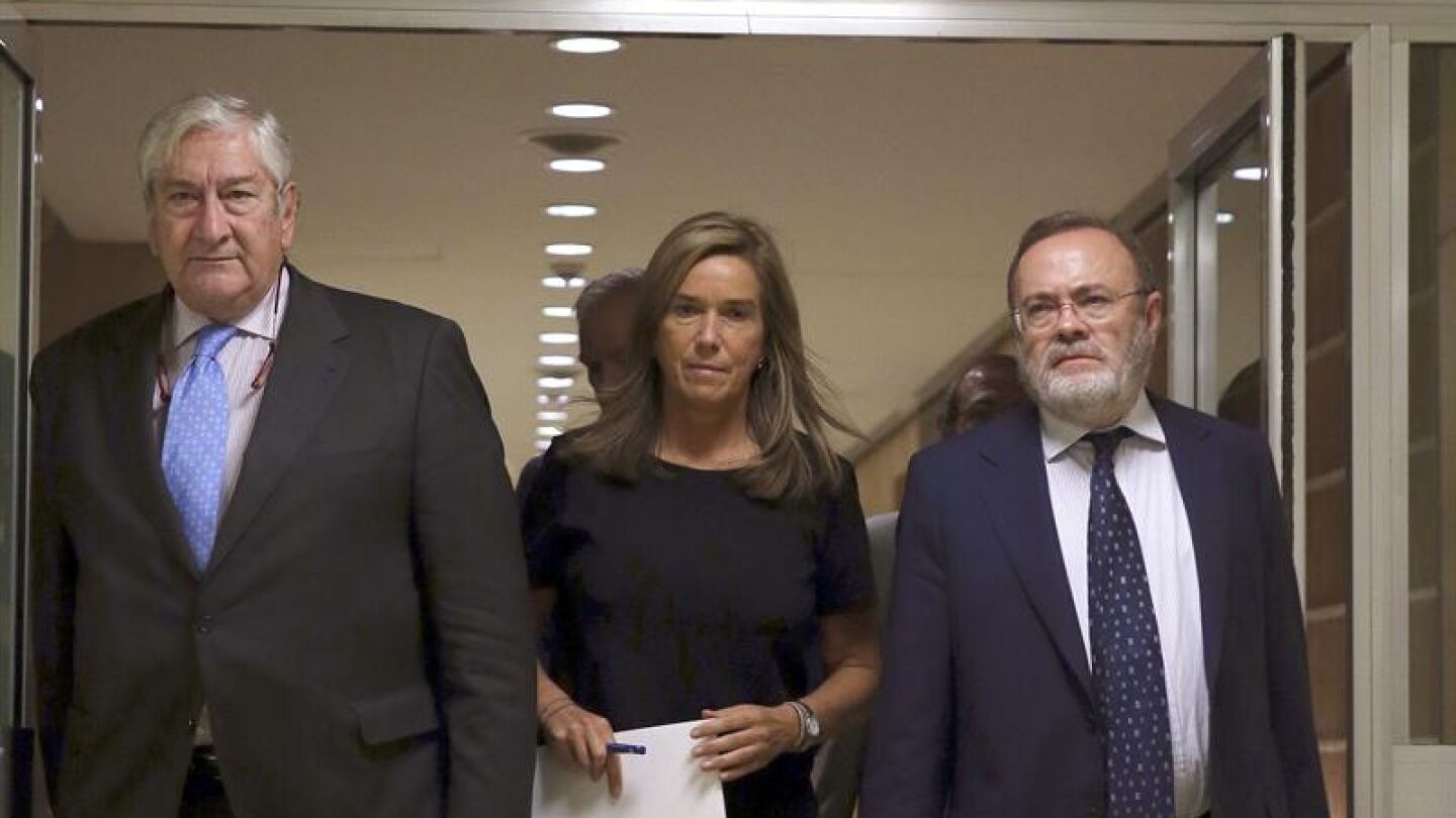 Ana Mato acompa&ntilde;ada de profesionales sanitarios