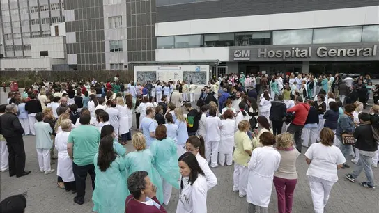 Concentración de profesionales en el hospital madrileño de La Paz Concentración de profesionales en el hospital madrileño de La Paz