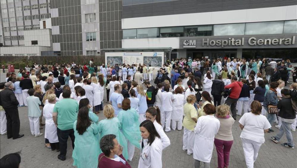 Concentración de profesionales en el hospital madrileño de La Paz