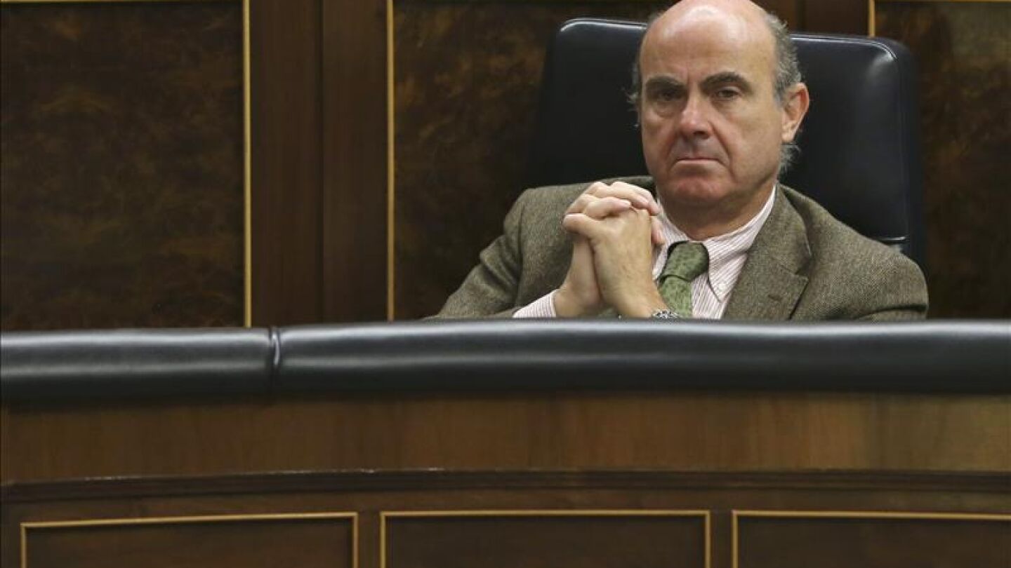 Luis de Guindos en su esca&ntilde;o del Congreso