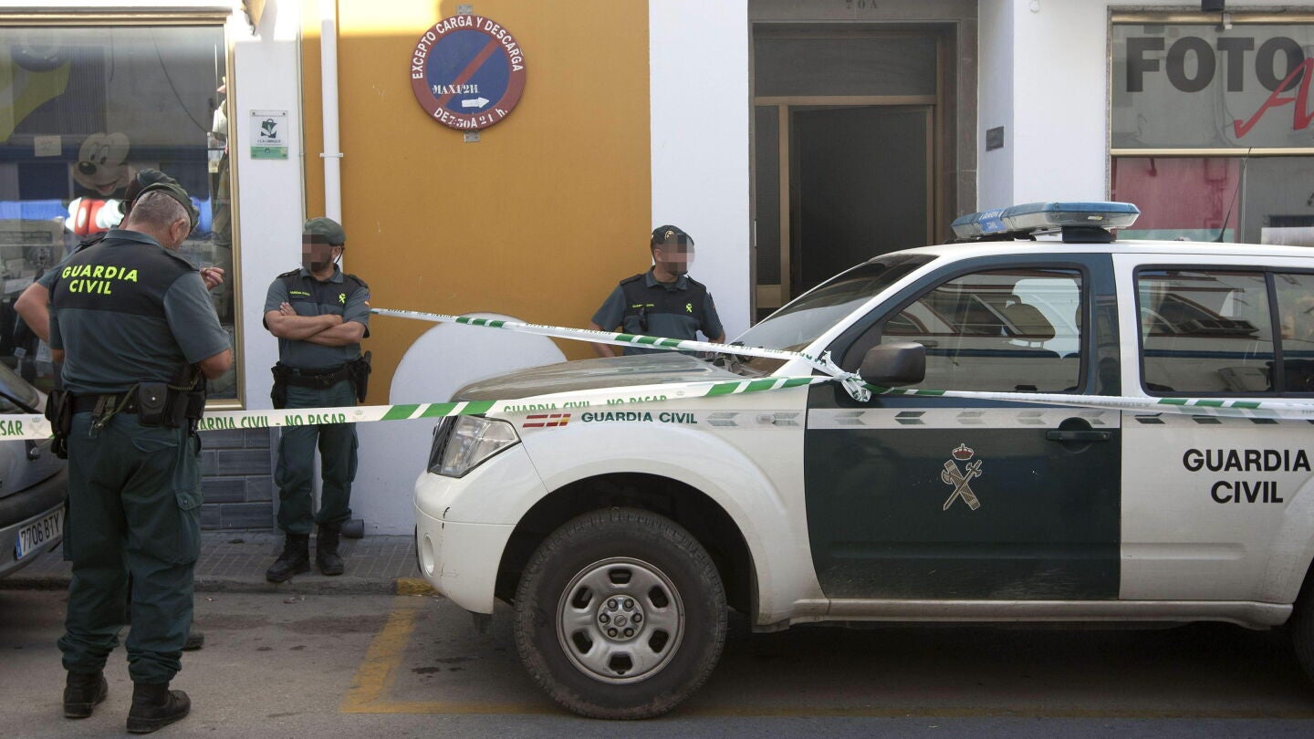Miembros de la Guardia Civil ante las puertas del domicilio donde aparecieron los cuerpos