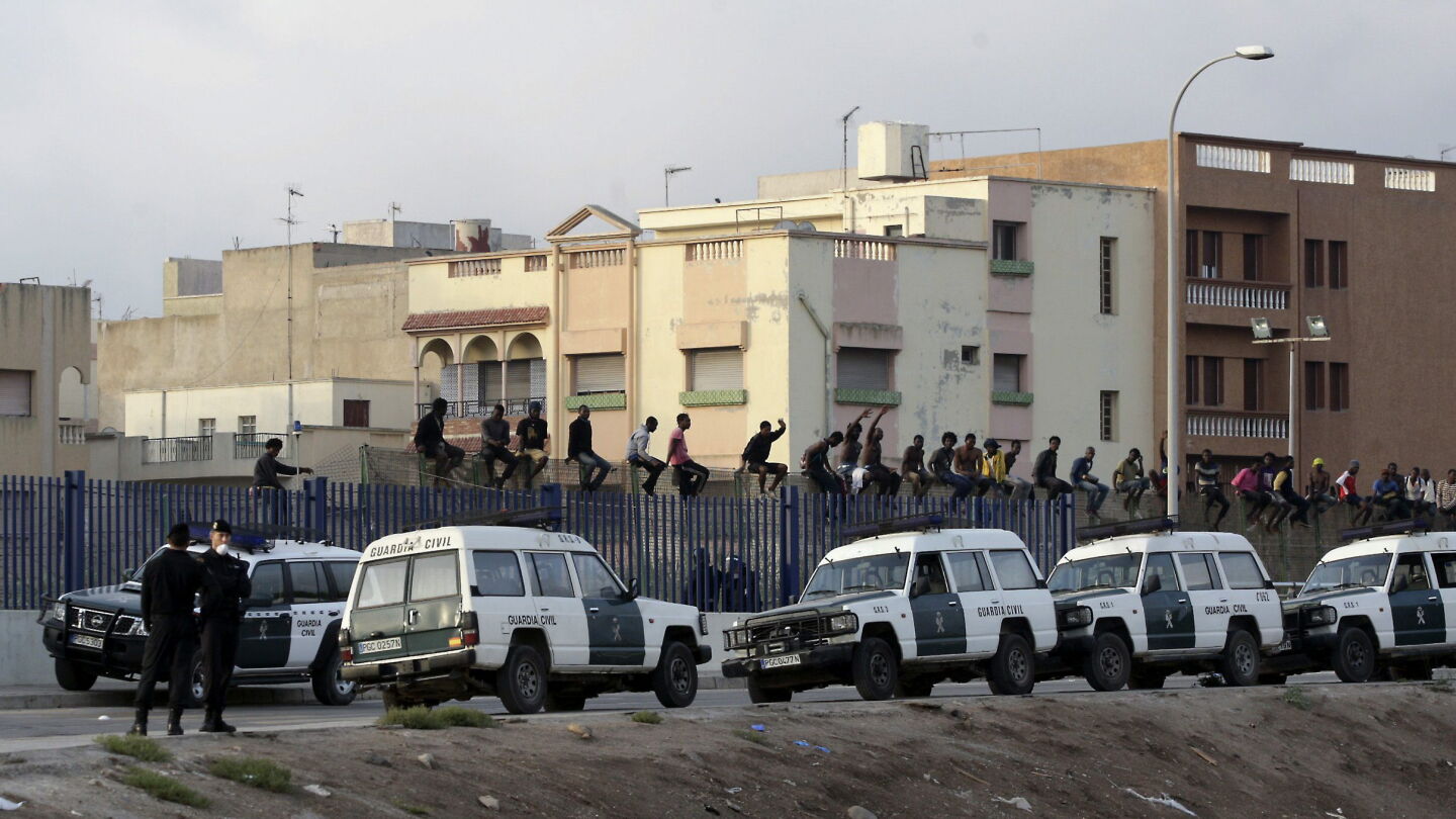 M&aacute;s de treinta inmigrantes se encaramaron tambi&eacute;n el pasado mes de agosto a la valla de Melilla