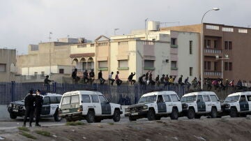 Más de treinta inmigrantes se encaramaron también el pasado mes de agosto a la valla de Melilla