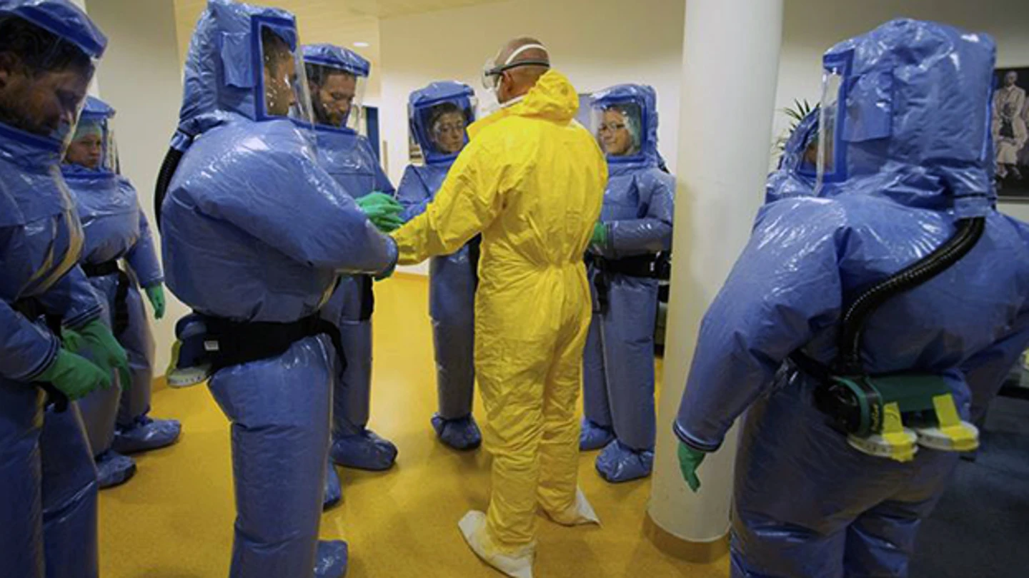 Equipo de profesionales protegidos contra el virus del Ébola Equipo de profesionales protegidos contra el virus del Ébola
