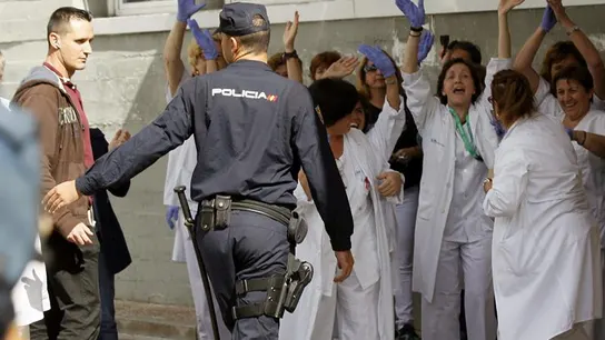 Profesionales sanitarios durante la protesta a las puertas del Hospital Carlos III de Madrid Profesionales sanitarios durante la protesta a las puertas del Hospital Carlos III de Madrid