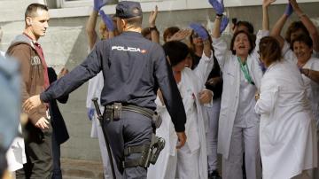 Profesionales sanitarios durante la protesta a las puertas del Hospital Carlos III de Madrid