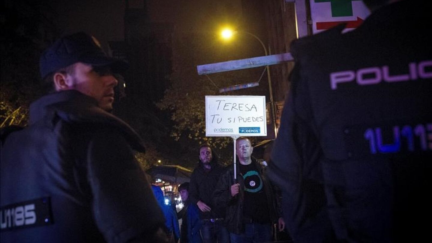 Decenas de personas protestan ante la sede del PP por la gesti&oacute;n del &eacute;bola