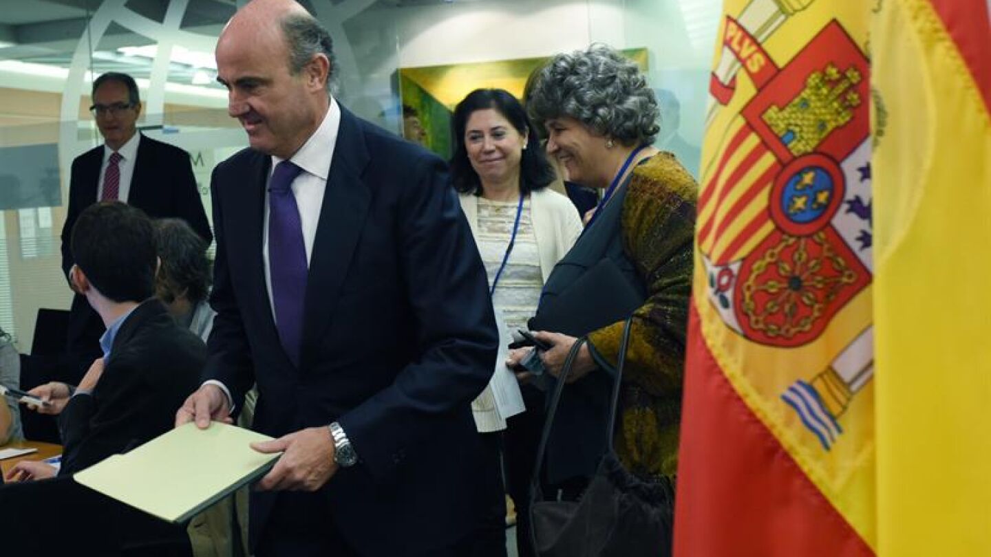 De Guindos prev&eacute; que el paro bajar&aacute; m&aacute;s de lo previsto