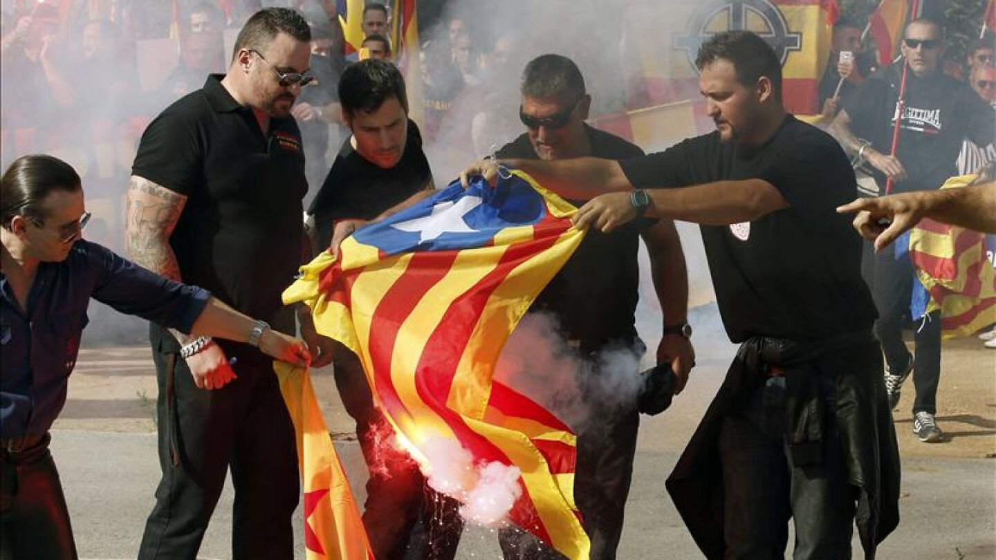 Unas 300 personas participan en una marcha fascista en Barcelona en el D&iacute;a de la Hispanidad
