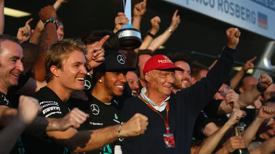 Rosberg, Hamilton y Lauda celebran el título con el resto del equipo Rosberg, Hamilton y Lauda celebran el título con el resto del equipo