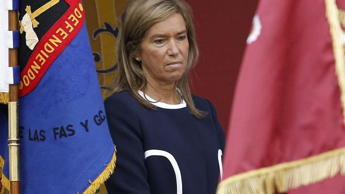 La ministra de Sanidad, Ana Mato observa el paso de las tropas en el D&iacute;a de la Fiesta Nacional