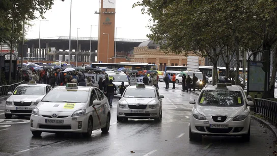 Taxistas de Madrid se manifiestan contra Uber en una marcha entre Atocha y la plaza de Cibeles Taxistas de Madrid se manifiestan contra Uber en una marcha entre Atocha y la plaza de Cibeles