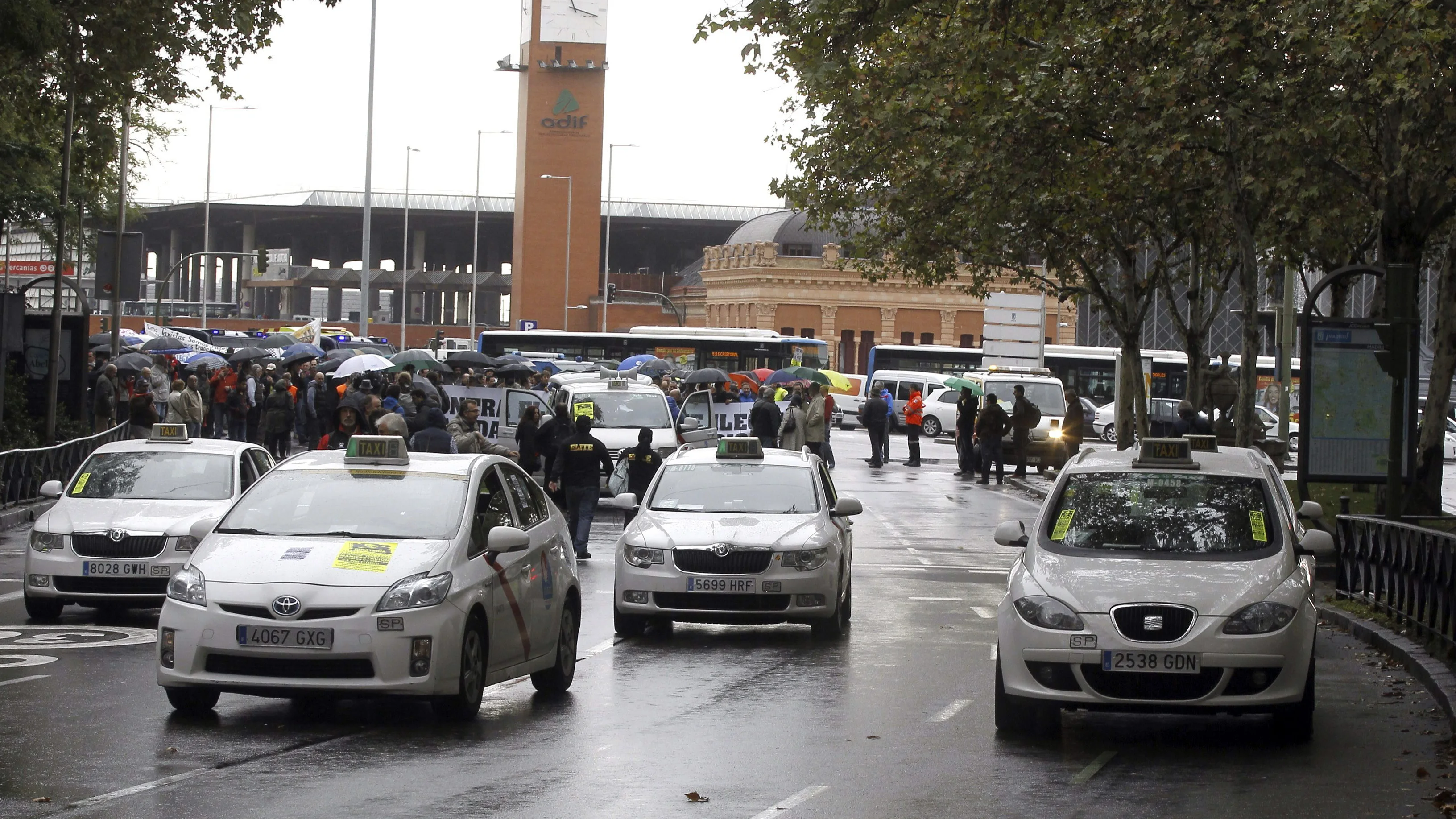 Taxistas de Madrid se manifiestan contra Uber en una marcha entre Atocha y la plaza de Cibeles