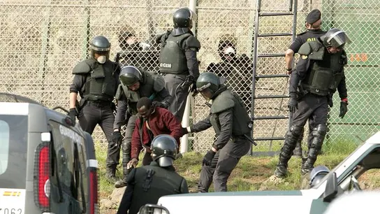 Un inmigrante con efectivos de la Guardia Civil Un inmigrante con efectivos de la Guardia Civil