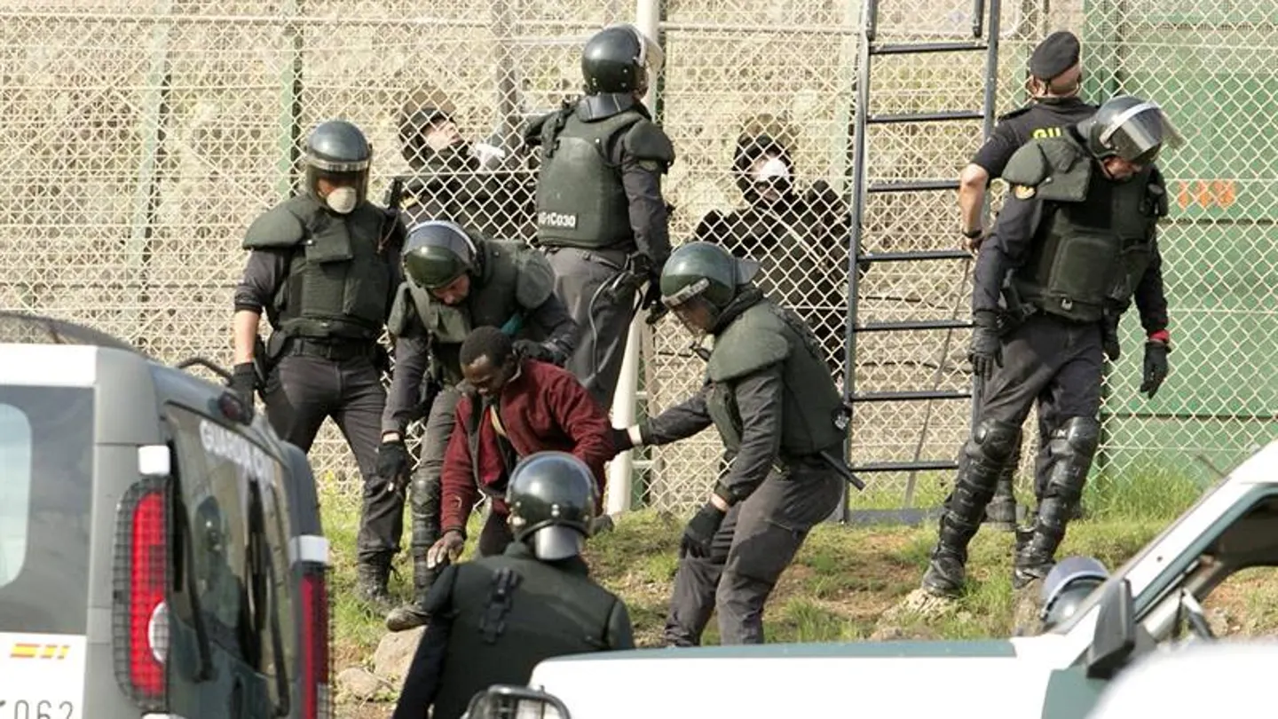 Un inmigrante con efectivos de la Guardia Civil Un inmigrante con efectivos de la Guardia Civil