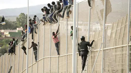 Inmigrantes encaramados en la valla de Melilla (Archivo) Inmigrantes encaramados en la valla de Melilla (Archivo)