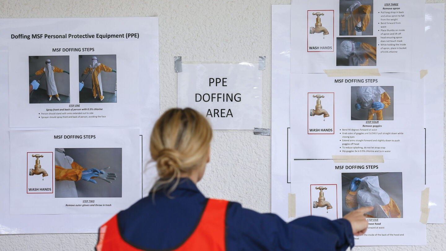 Una empleada del Centro de Control y Prevenci&oacute;n de Enfermedades (CDC) en EEUU