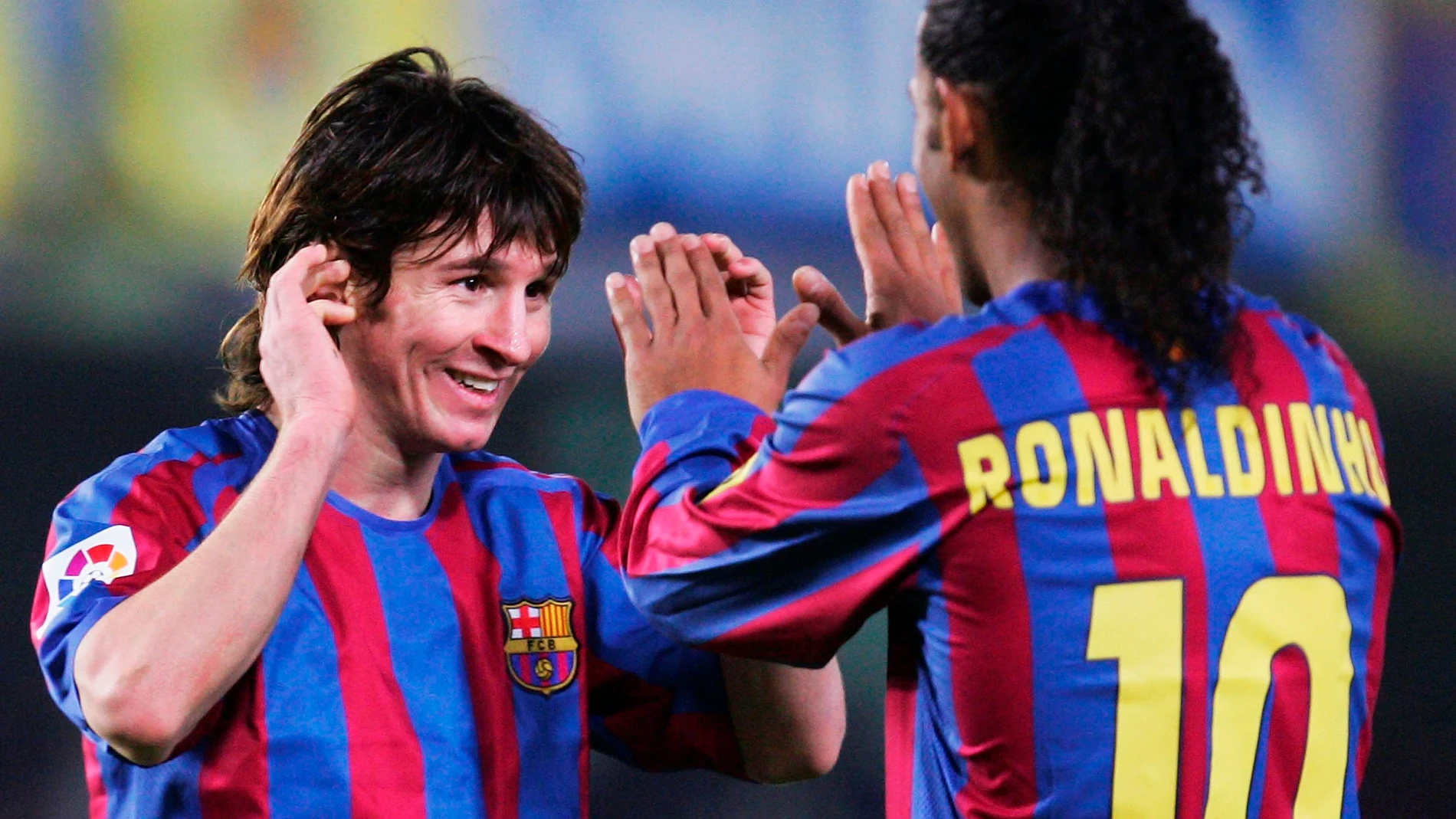 Messi celebra un gol con Ronaldinho
