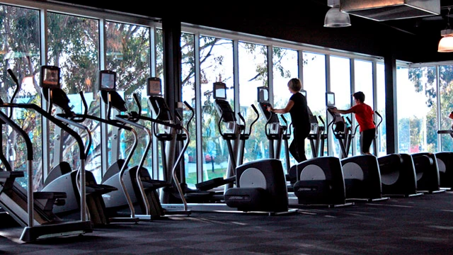 Gimnasio con bicicletas elípticas