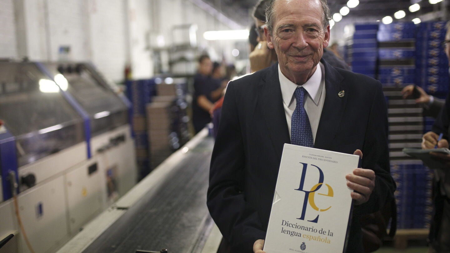 El director de la Real Academia Espa&ntilde;ola, Jos&eacute; Manuel Bleuca, presenta la nueva edici&oacute;n