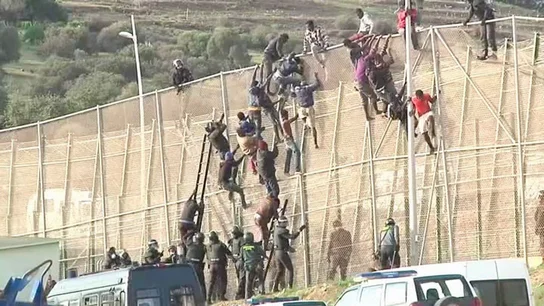 Inmigrantes intentan cruzar la valla de Melilla Inmigrantes intentan cruzar la valla de Melilla