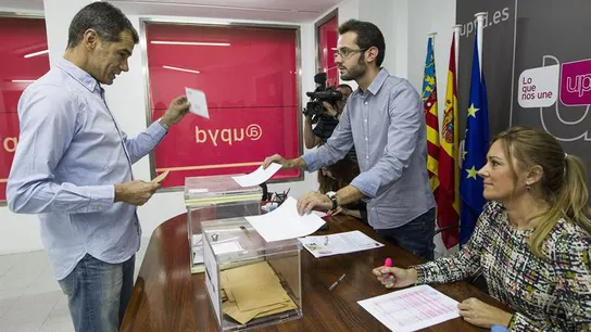 Toni Cantó, en el momento de efectuar su elección Toni Cantó, en el momento de efectuar su elección